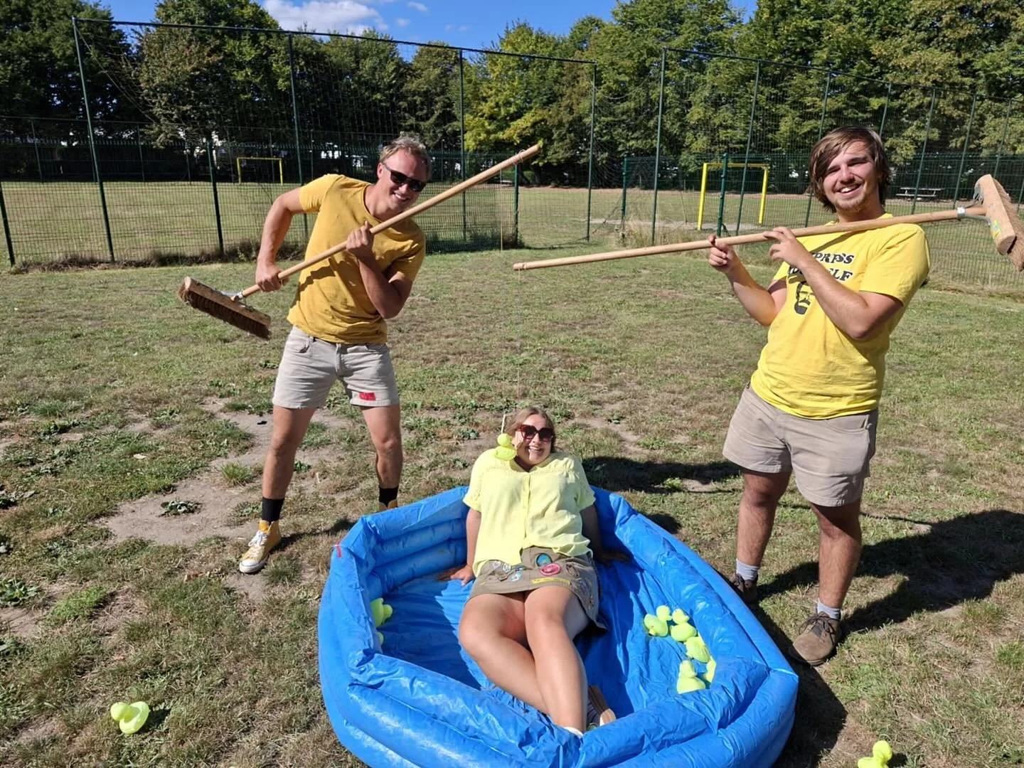 De leidingsverdeling is gemaakt! 
De leiding kwam afgelopen week langs bij hun leden om zich kort voor te stellen.
We zetten de leidingen nog even op een rij :
💛 Speelclub : Elke, Daan &amp; Matthi
💚 Rakwi&rsquo;s : Lucca, Jasper &amp; Lander C
❤️ 