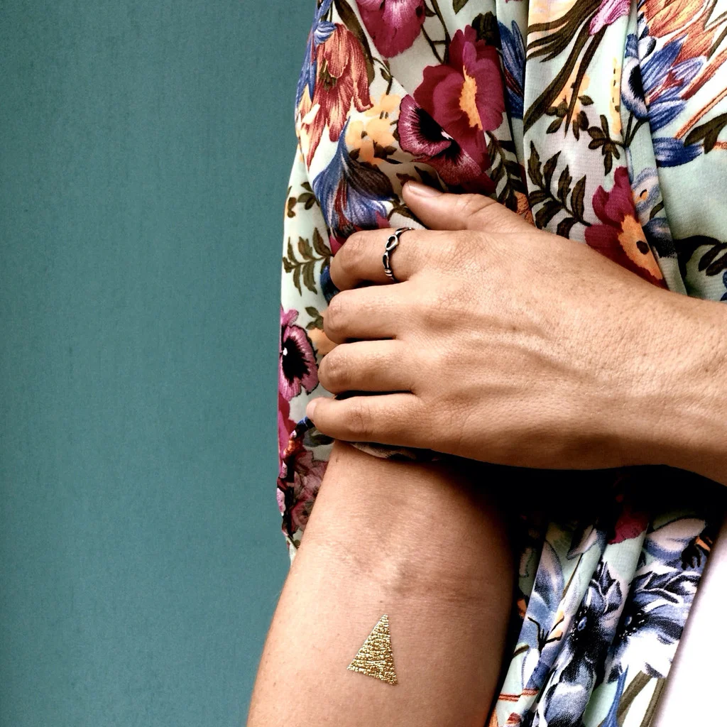 METALLIC TRIANGLE TEMPORARY TATTOO