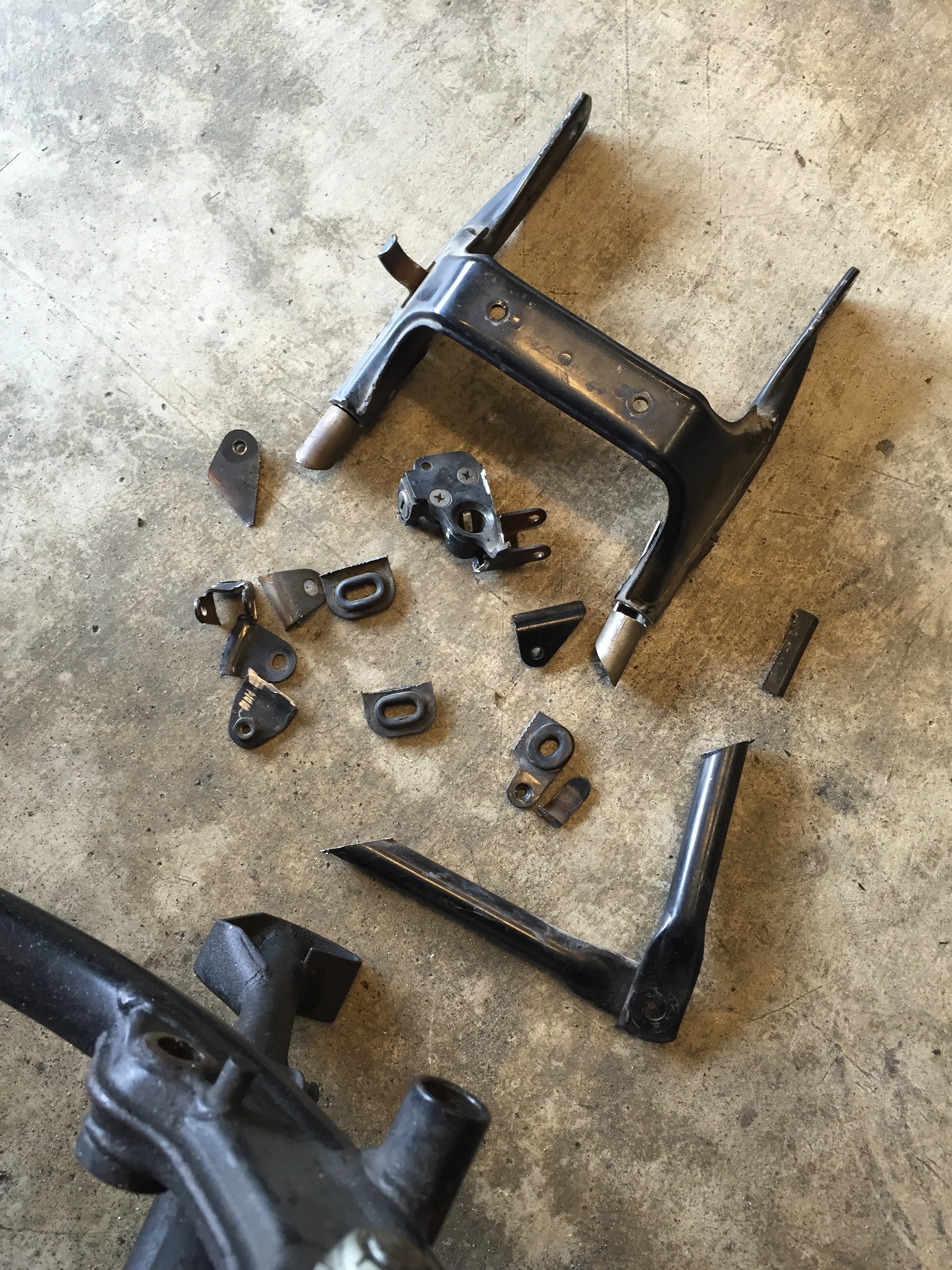 Detabbed and the tail section chopped. I'll weld in a tail hoop and give it a subtle kick. By the time this project is finished I'll end up chopping the buddy peg/exhaust bracket on the other side too.