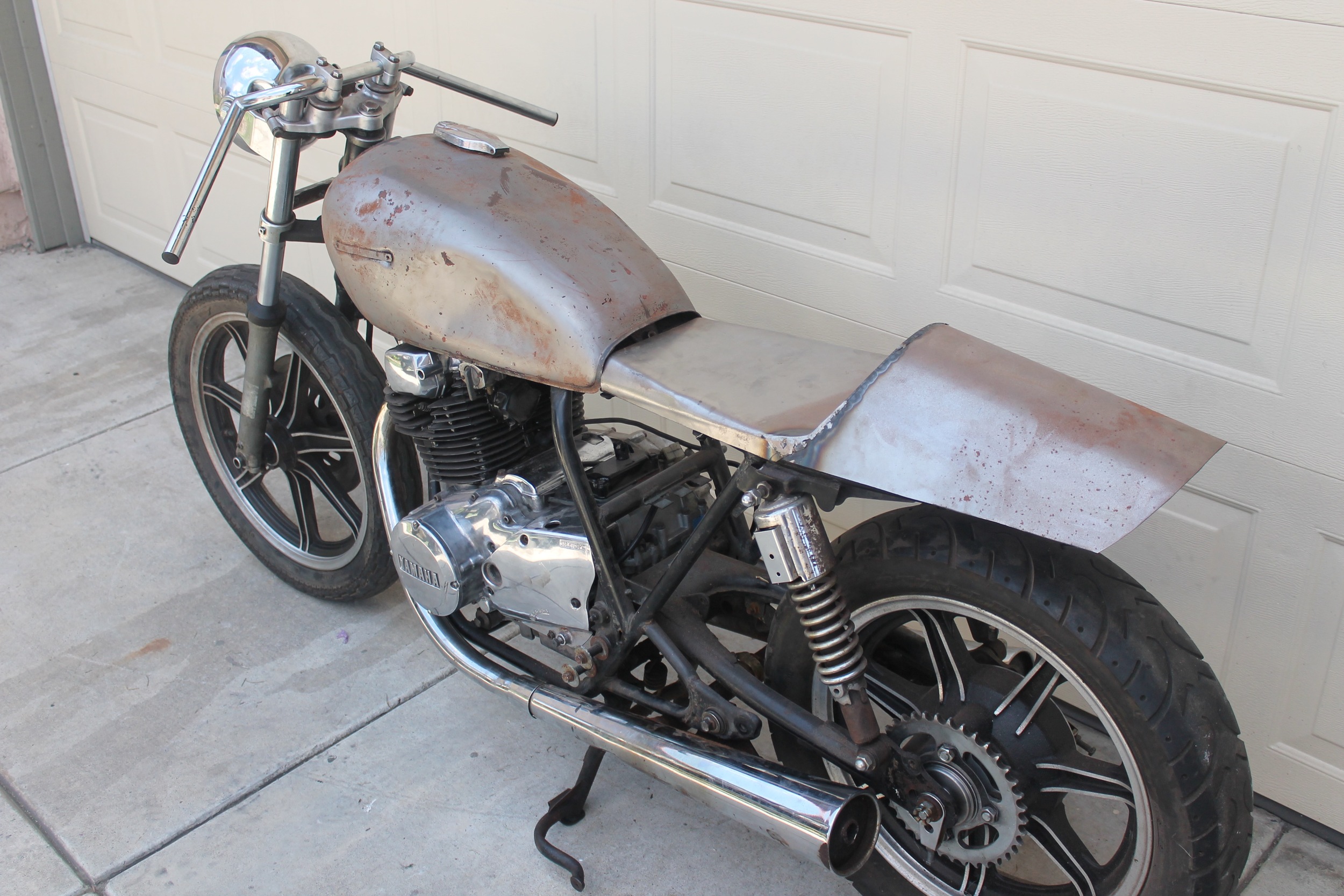 This bike came with two tanks and this custom cafe seat that the seller had yet to finish. At this point in the process, we had yet to decide if this 400cc machine would be a café racer, brat, scrambler, or tracker. 
