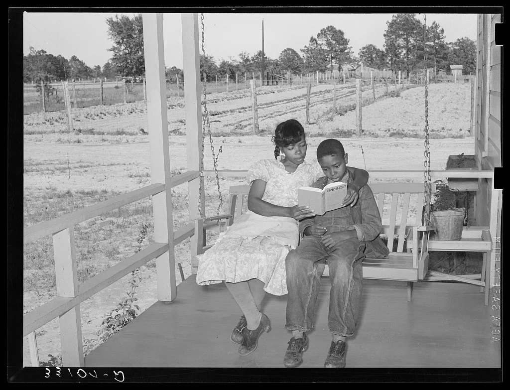 A mother reading to her son in Marshall, Texas, 1939. Photograph by Russell Lee, courtesy Library of Congress Prints & Photographs Division.