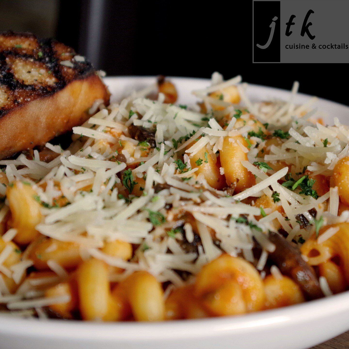 Need some dinner plans? Come on down to JTK! Our Cavatappi Pasta is a great choice for these chilly days. 😊 ⠀⠀⠀
⠀⠀⠀
#jtklnk #downtownlincoln #mylnk #lincolnhaymarket #restaurant #pasta #comfortfood