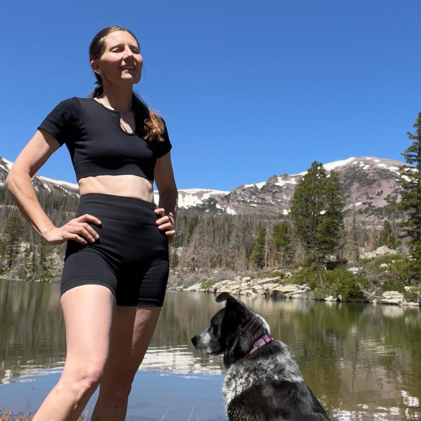 44 years old and I still don&rsquo;t know what to do with my face for photos. Oh well. At least my old bod looks smoking hot in the super comfy and totally sustainable activewear set I got from the good folks over @miniactivewear ! Love how thick yet