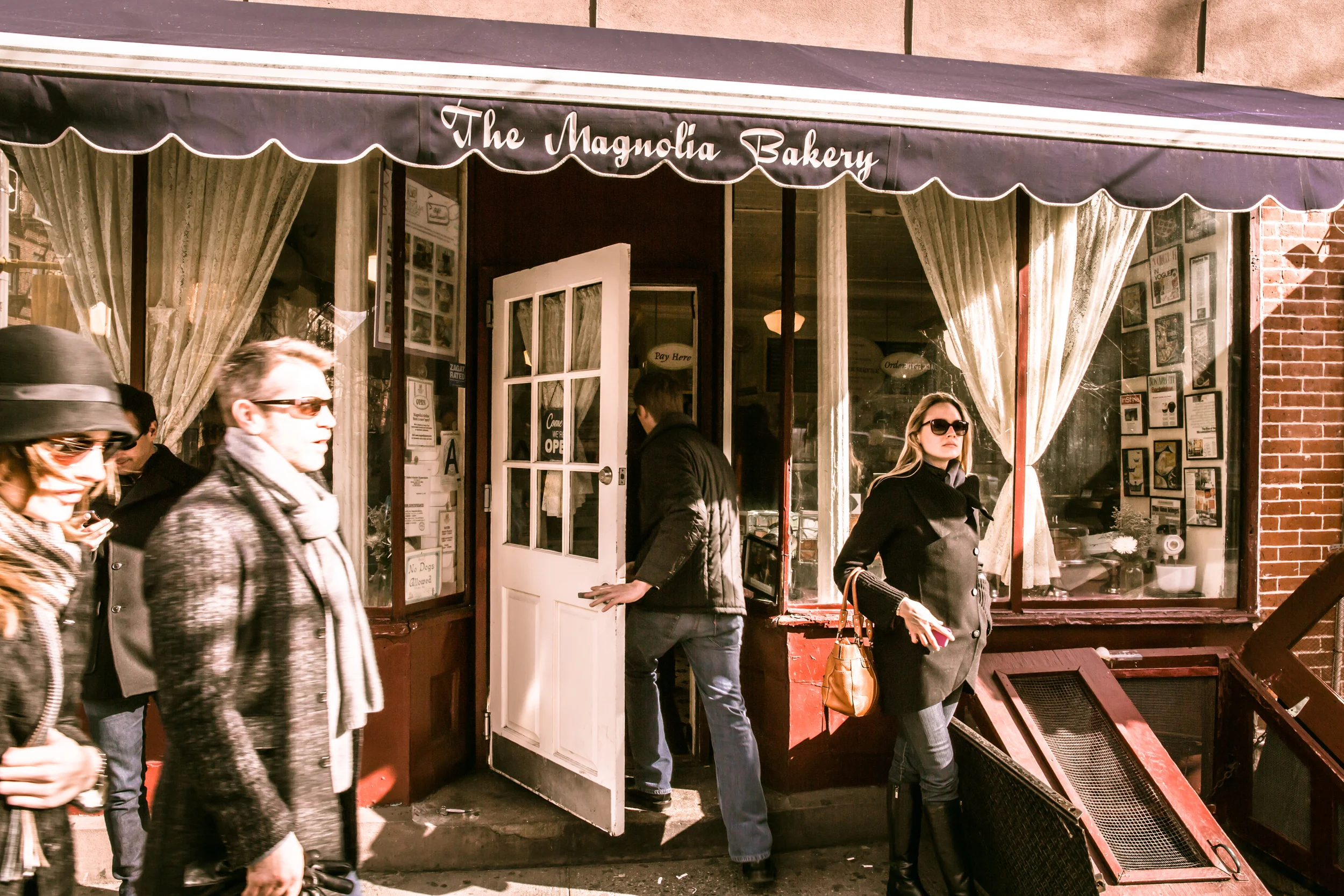 Magnolia_Bakery,_401_Bleecker_Street,_New_York,_NY_10014,_USA_-_Jan_2013_O