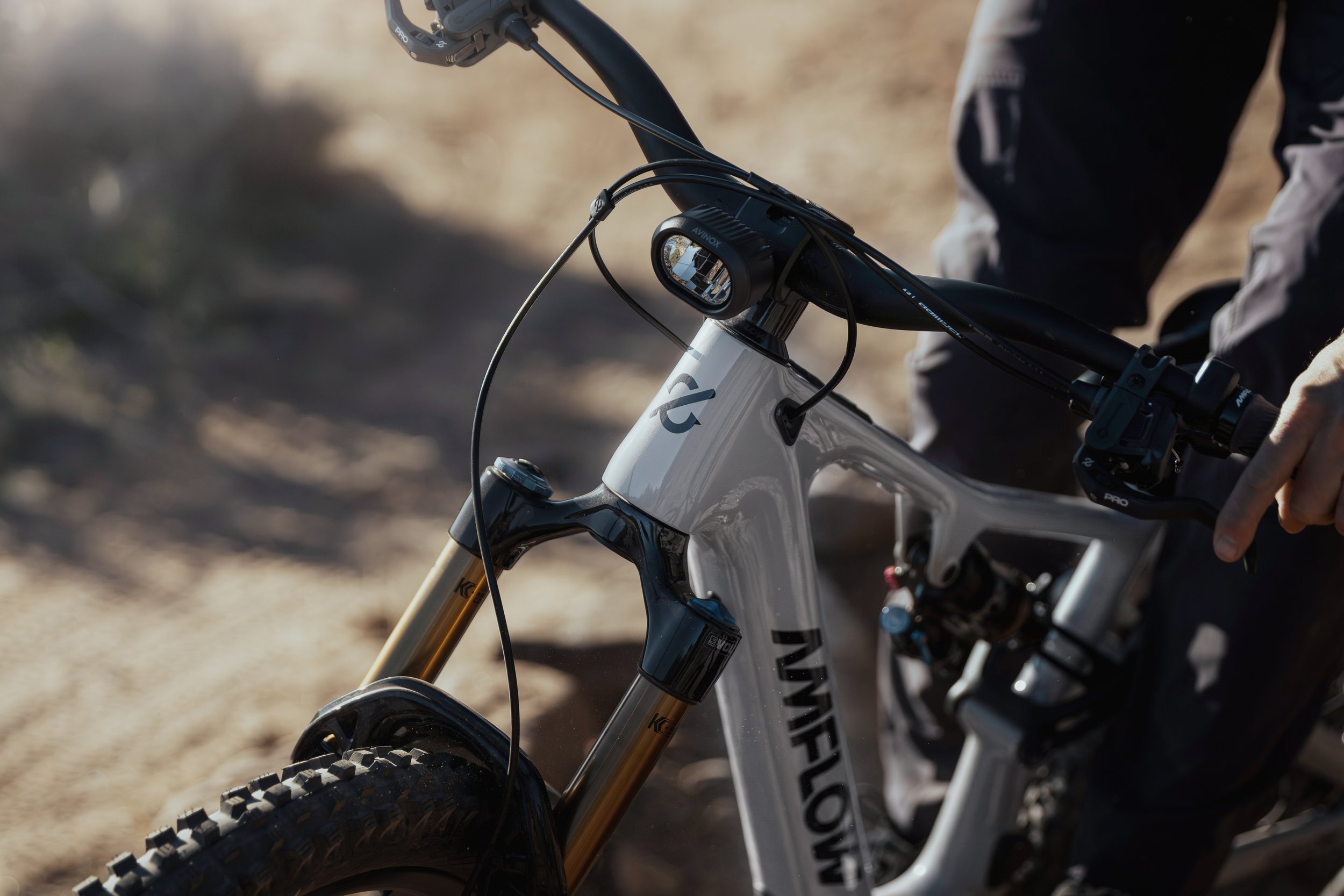 Front Logo Close-up｜车头 Logo 特写_Grey.jpg