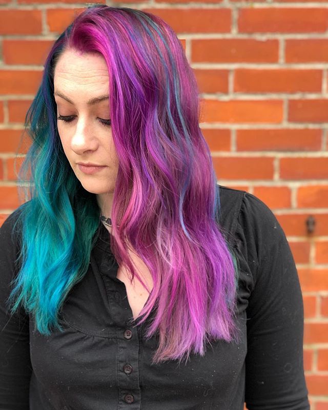 It was take-pics-outside nice yesterday!! Color refresh for @lwalley11 💖
.
.
.
. .
.
#hairbrained_official #crafthaircolor #crafthairdresser #tashadoeshair #tashapaintedit  #mainevividspecialist #mainehair #newenglandhair #mainehairstylist #portland