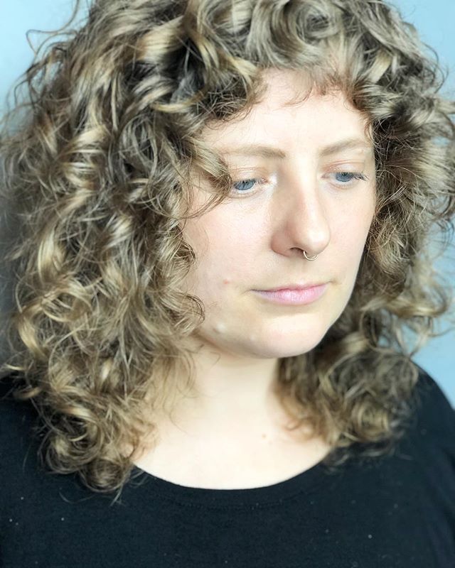 Channeling those Natasha Lyonne in Russian Doll vibes with this curly shag😎 styled with @evohair headmistress + liquid rollers + salty dog.
.
.
.
.
.
.
#tashadoeshair #tashacutit #mainehairstylist #mainehair #mainecurlspecialist #curls #naturaltextu