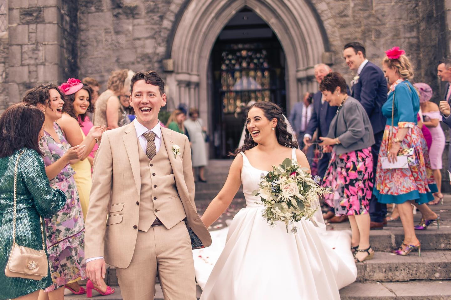 I love a confetti throw after the ceremony! 🥳❤️