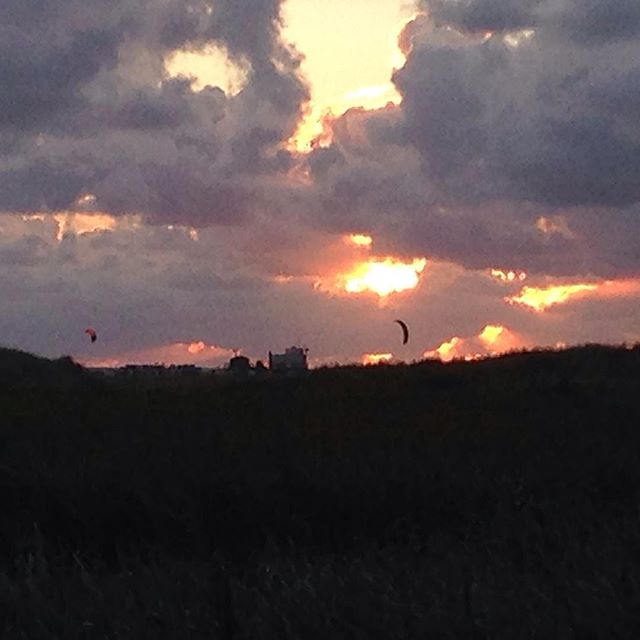 Live is beautiful!

Great Weekend with the @flysurferkiteboarding family.

Such a great bunch of people!

#freedom #sunset #kitesurfen #kiteboarding #ocean #wind #kitegirl #nordsee #flysurfer #kitesurfmasters #npsurf #kitebeyond