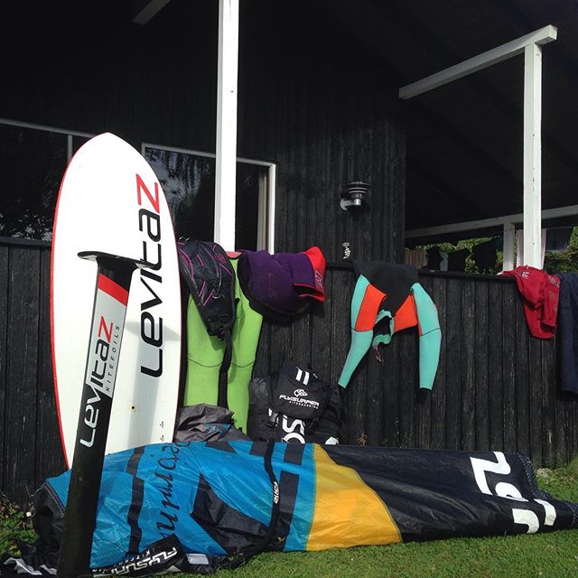 End of a first good day foiling with the Levitas wing! Quite different to the ones I tried before.
One week of training in Denmark ahead.

#kitesurfing #foils #Levitas #flysurferkiteboarding #kitebeyond #denmark #NPsurf #tomtombandit #friends #fun #w