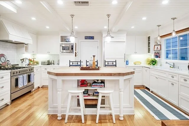 Calling all beach lovers! 🏖 || Fully furnished lease available just in time for Spring 🌳 || 3bd/2.5ba steps from the sand and boardwalk🚲🏄&zwj;♀️|| Just bring your bags 💼 || Swipe for photos 📲 @arborrealestate