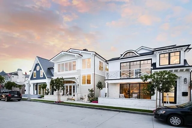Psssst🤫|| COMING 🔜 to Peninsula Point || 3 picture perfect new builds on M Street 📍  @laplacaconstruction @austarchitect @citylifehome @leftbankart @arborrealestate  @saltwatersales 📷: @ryangarvin 
#newportbeach #balboapeninsula🎡 #peninsulapoint
