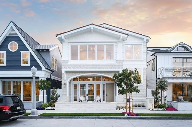 443 M Street📍|| The&nbsp;&ldquo;Tidewater&rdquo; combines a classic&nbsp;
Hampton&rsquo;s aesthetic with a rich, modern interior to perfection🏡||Adjacent to M Street Park on Peninsula Point, walking distance to the famed Wedge and Newport Harbor 🌊