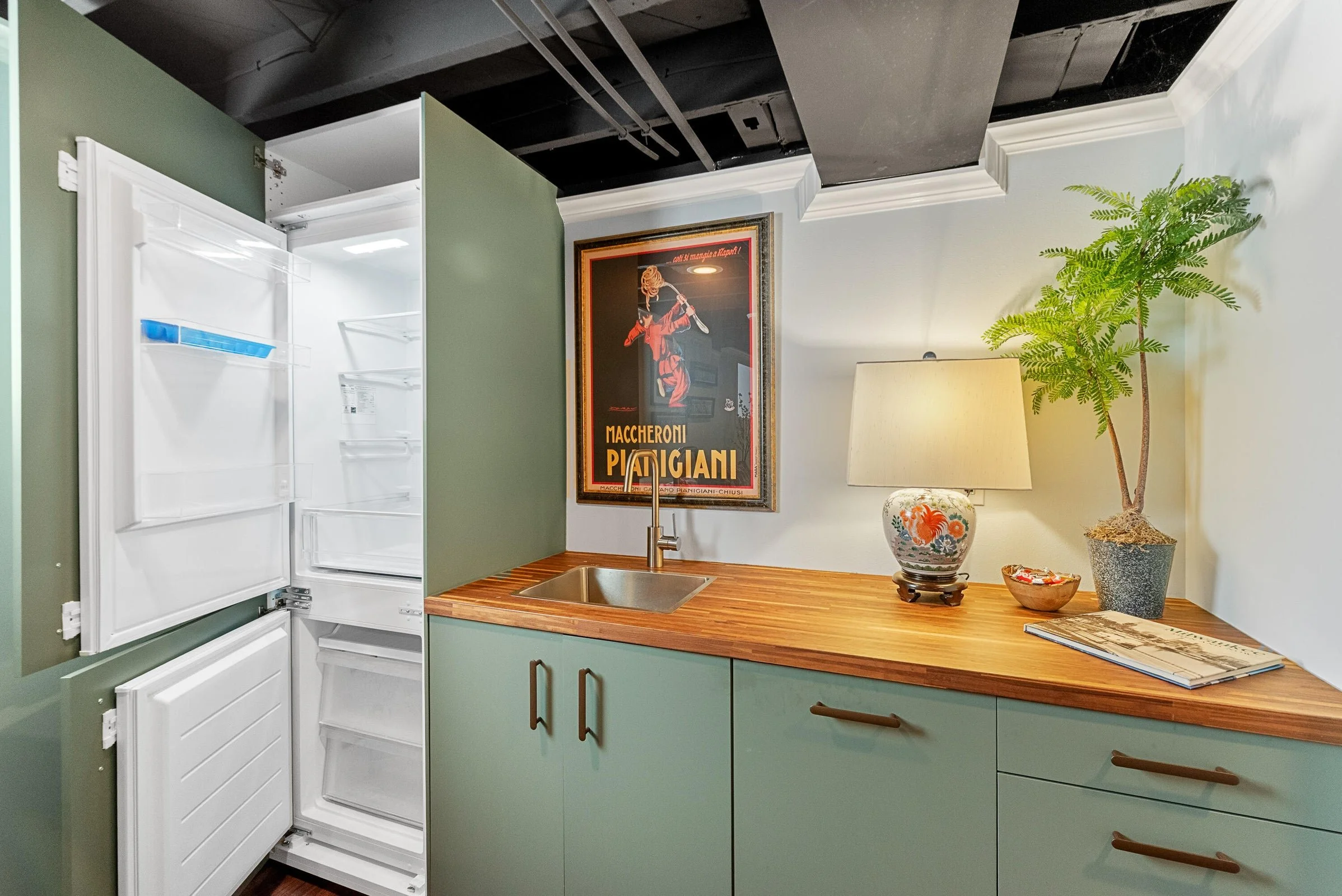 Wet Bar w/Refrigerator