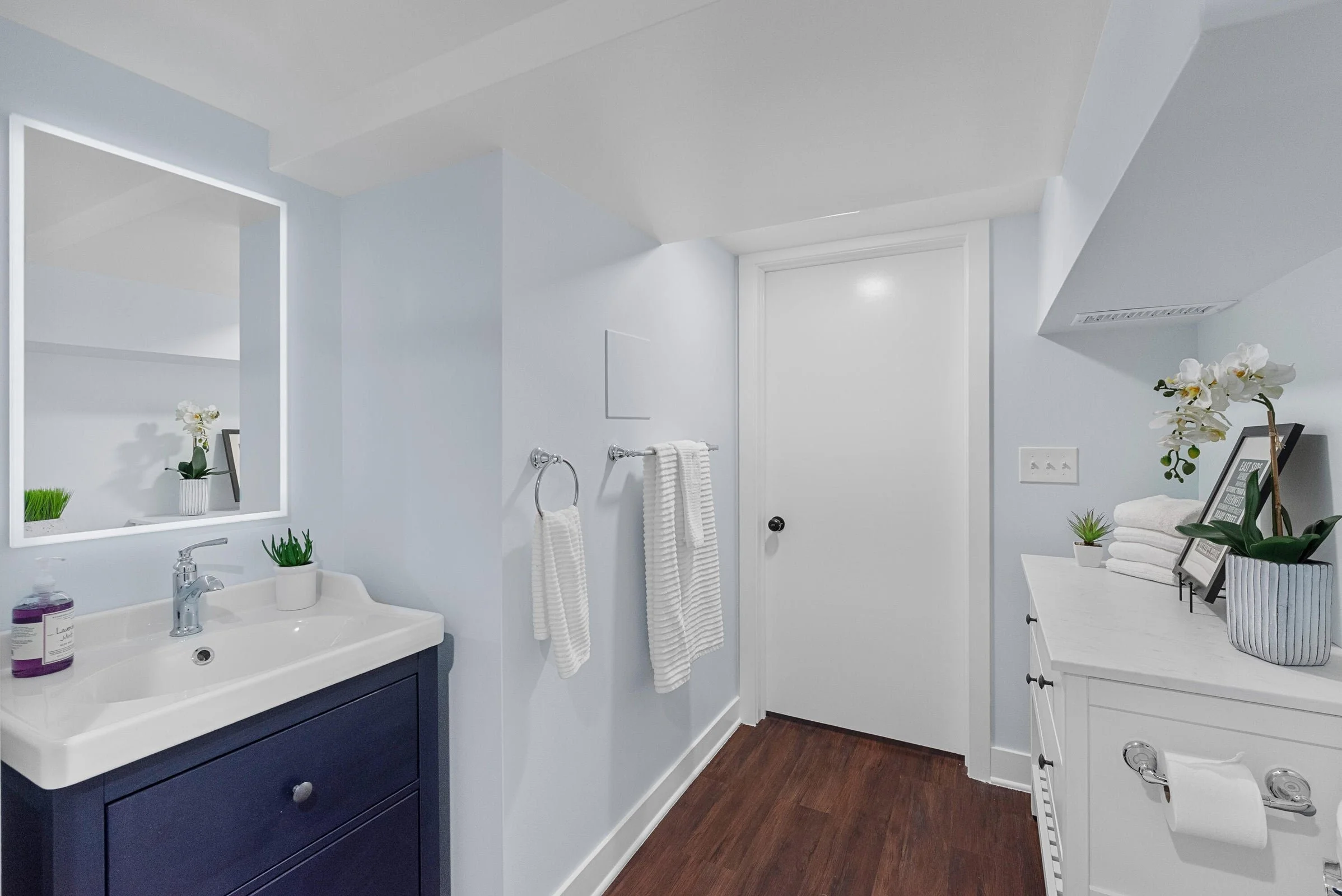 Vanity w/Lighted Mirror