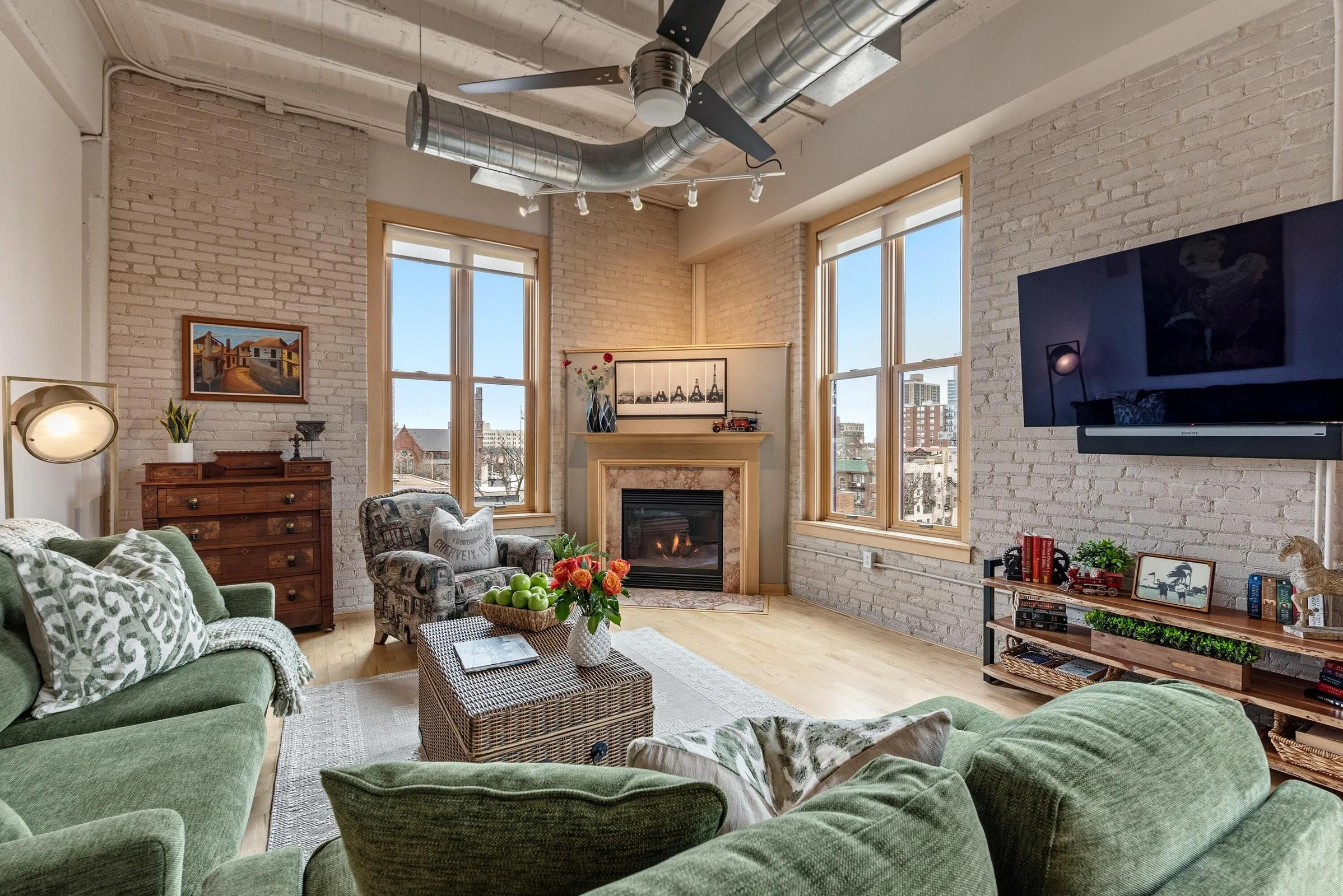 12 Ft Ceiling &amp; Exposed Brick