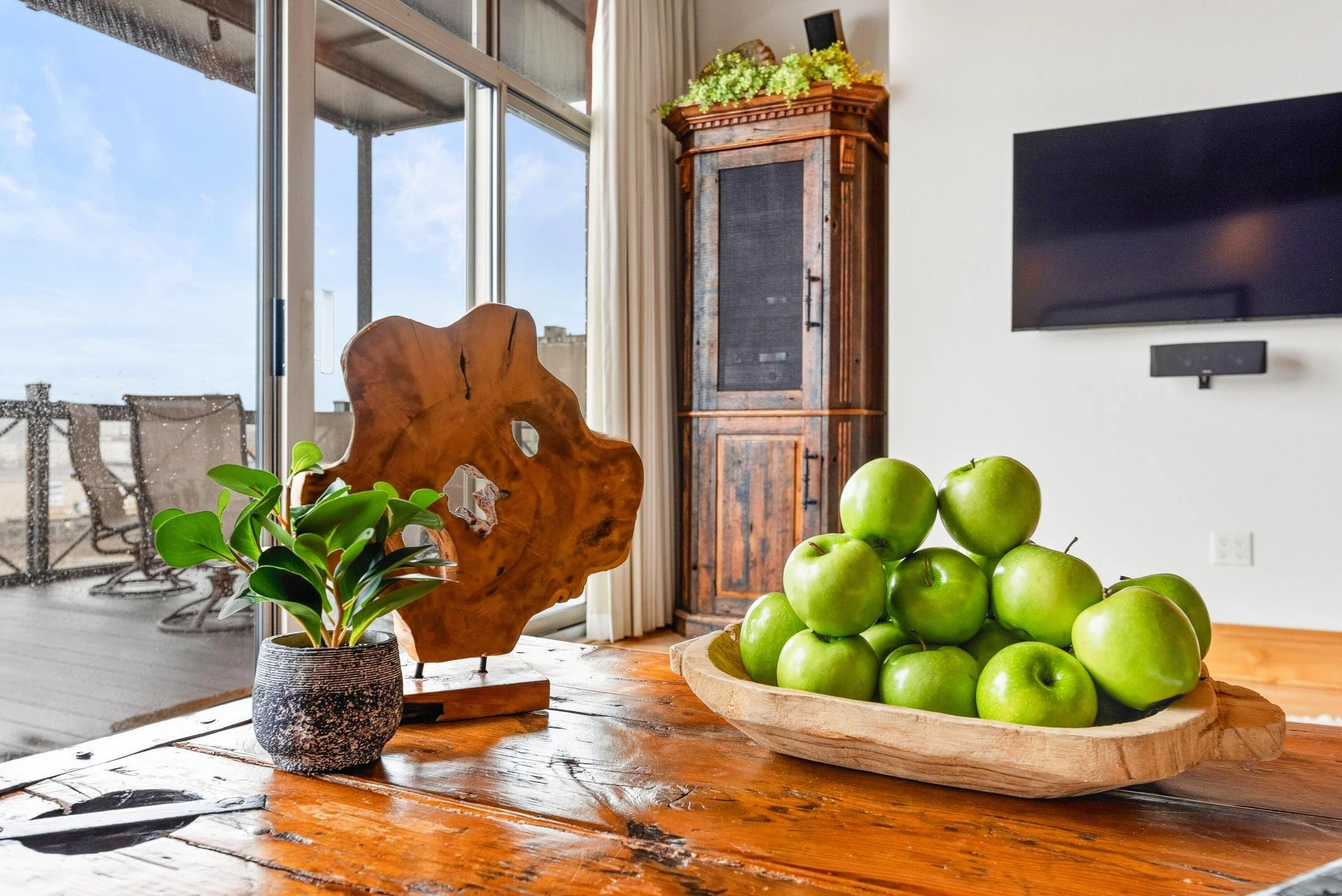 South West Facing For Beautiful Light!