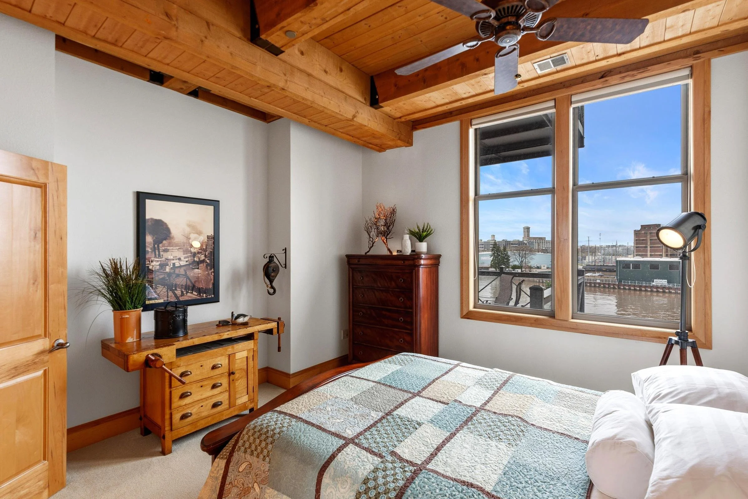 Guest Bedroom w/Furniture Alcove