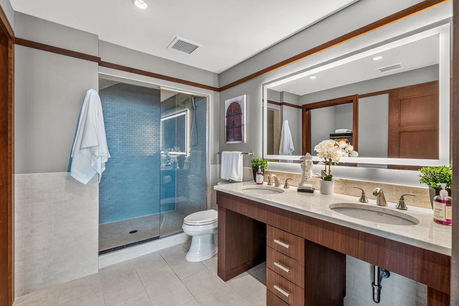 Main Level Full Bath with Shower