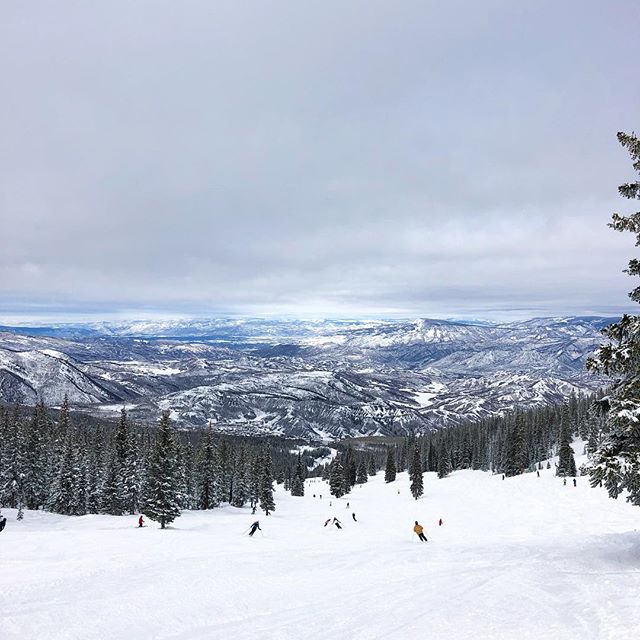 Ski day with the family @aspensnowmass, followed by burgers and beers at @hoteljeromeaspen ❄️⛷🍻