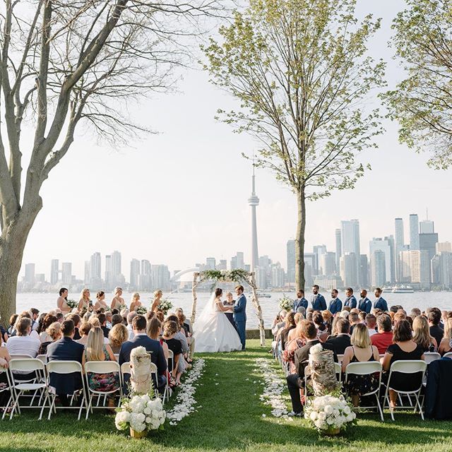 When the light is just right, and everything else falls into place 👌🏽 #torontowedding ⠀
.⠀
.⠀
.⠀
#torontoweddingphotographer #torontoweddings #torontoweddingphotography #weddingphotography #weddingphotographer #torontoisland #royalcanadianyachtclub