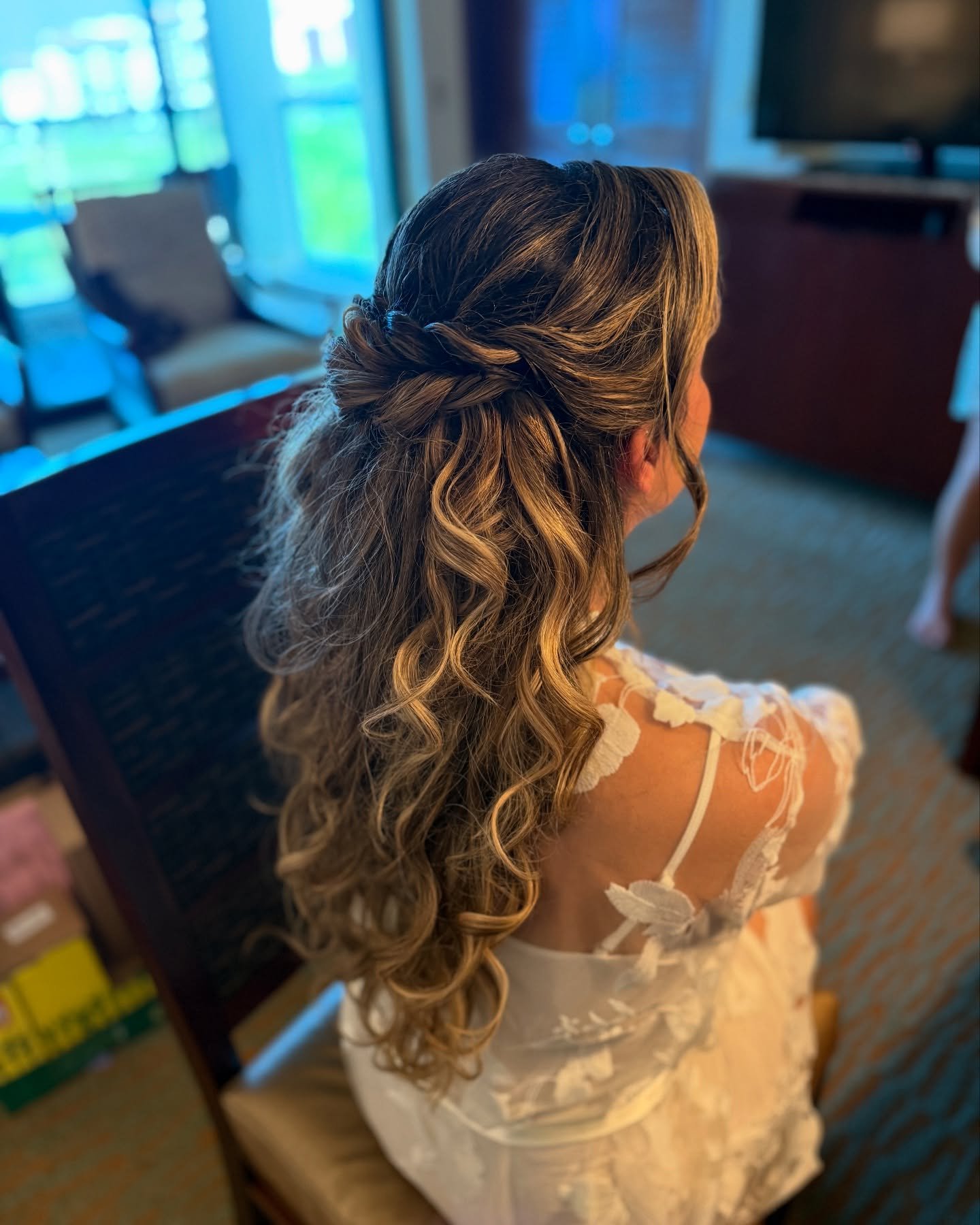 🤍 bridal halfup with extensions. Can&rsquo;t tell where it begins and ends! 🤍