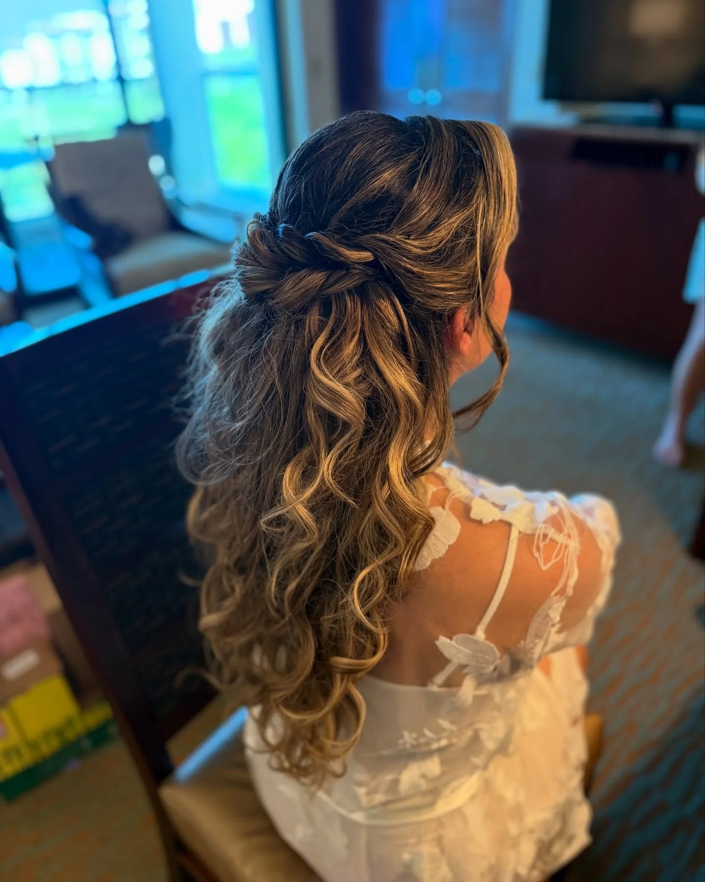 🤍 bridal halfup with extensions. Can&rsquo;t tell where it begins and ends! 🤍