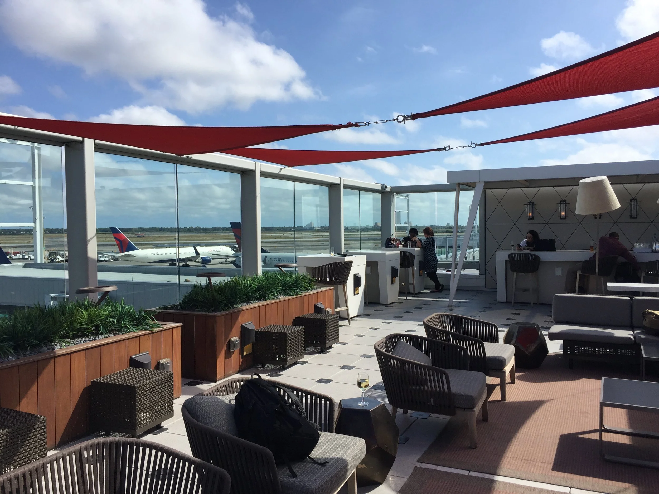 Video: JFK Terminal 4 SkyClub Review - Delta's Flagship Lounge