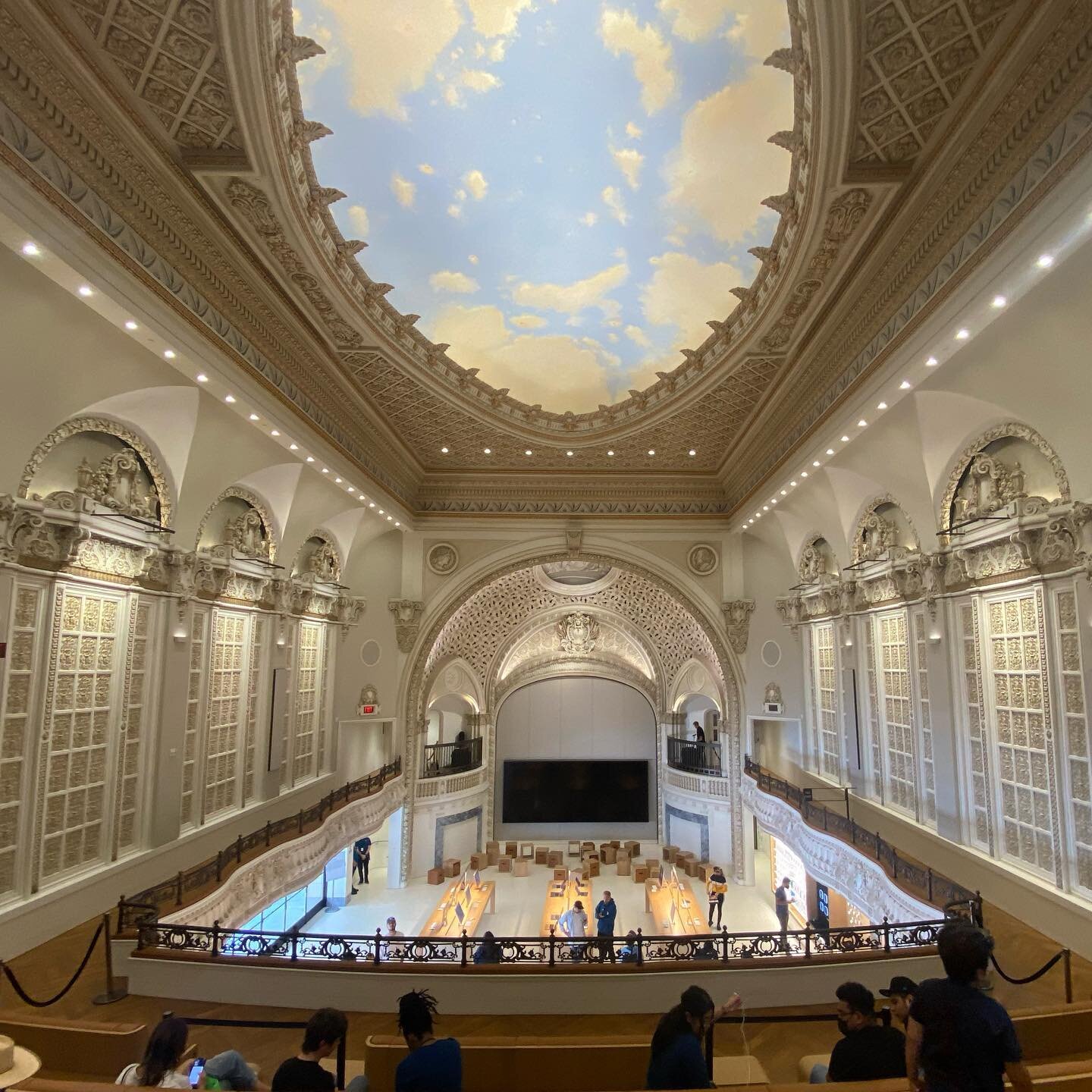 The new Apple Store at the historic Tower Theatre opened today in downtown Los Angeles. Full video coming soon! (link in bio) #appletowertheatre #applestore #apple #applelosangeles #dtla #downtownla #towertheater #towertheatre