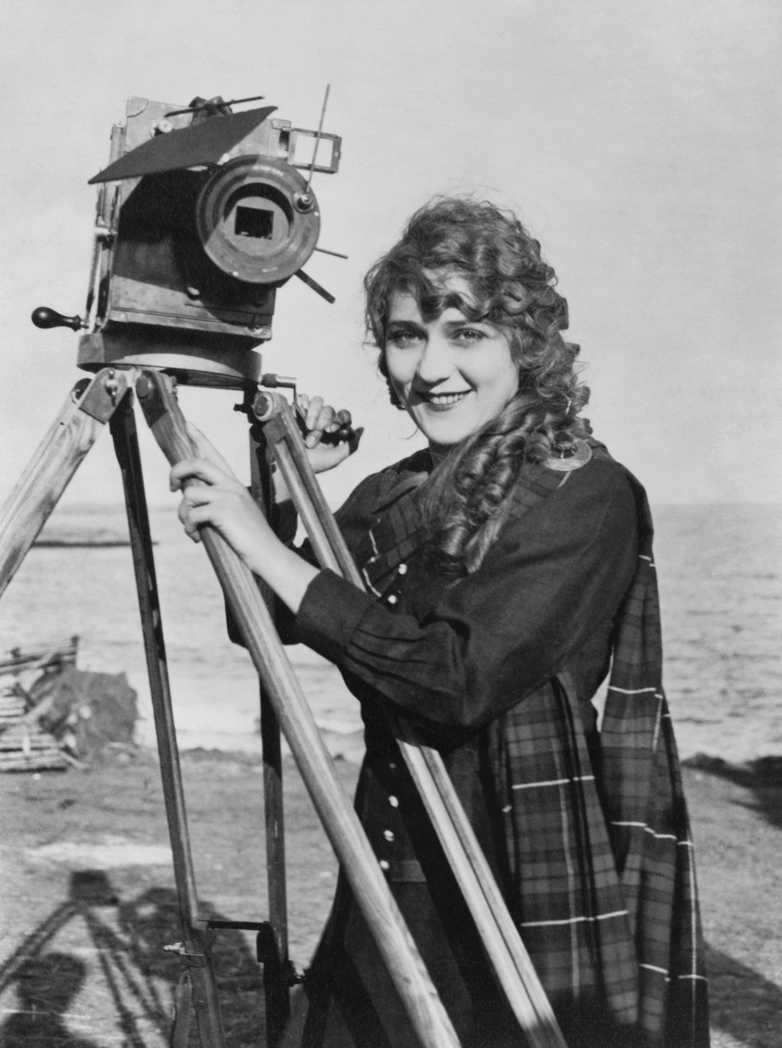 Mary_Pickford_with_camera2.jpg