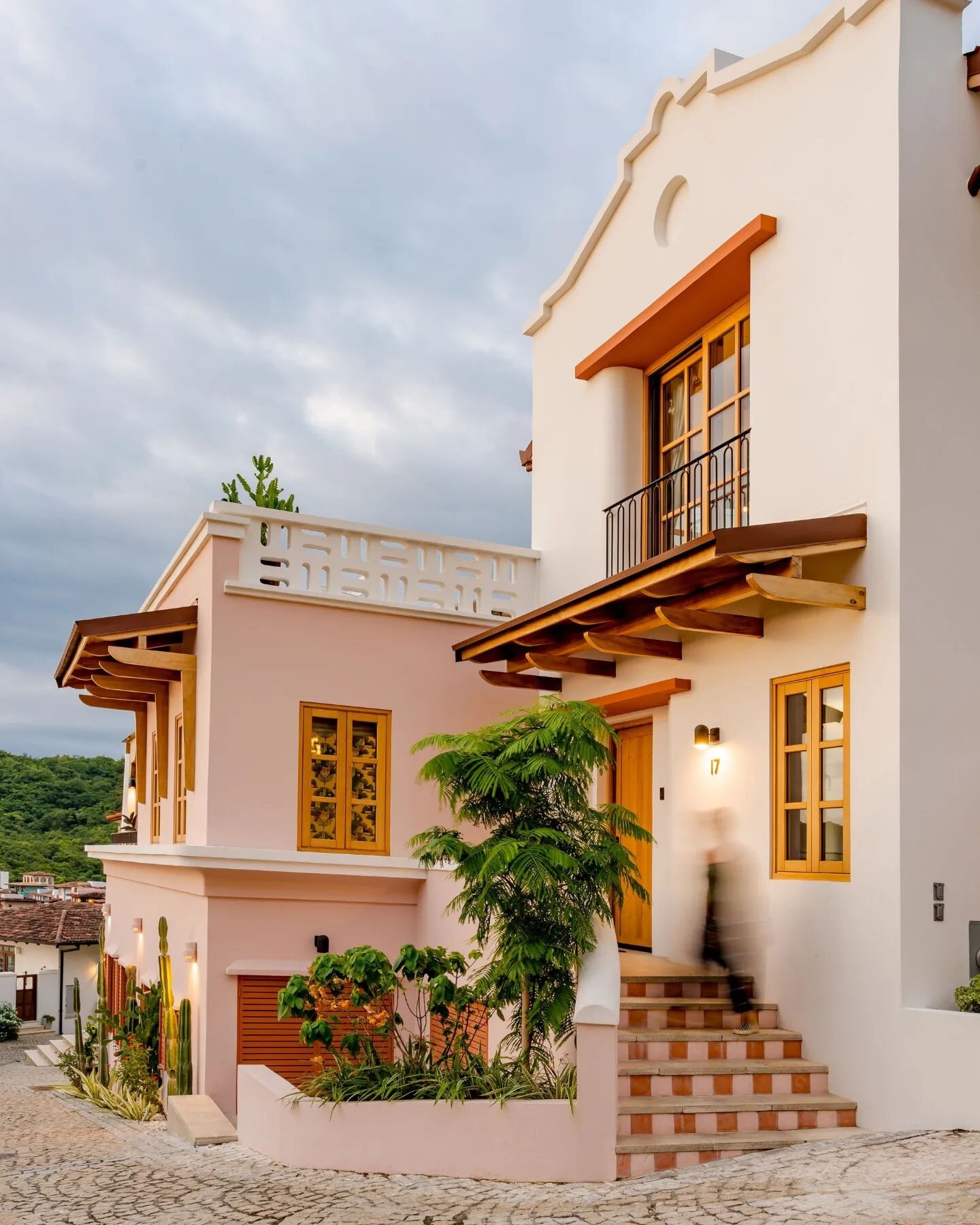 The entry to Casa Rosita may be small, but it's definitely not shy. Protected by a low roof &amp; covered in checkerboard tiles, the short run of steps sweep outward as they descend to meet Calle Virginia. #CasaRosita #DesignedViaChicago
...
La entra