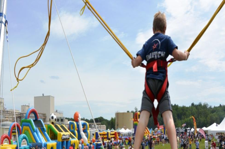 A super trampoline system that enables the participant to jump over two stories high accomplishing gravity defying maneuvers. Multiple bungee cords are attached to a harness (in which the jumper is secured) which super boosts the traditional trampoline experience, giving a gravity defying ride that has all the adrenaline of bungee jumping, but none of the risks. People Per Hour: 20-40 Power Requirement: 20 AMPS Set-up Time: 2 Hours Space Required: 28’ x 20’ x 30’