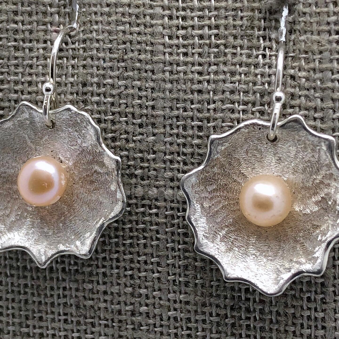 Perfect gift for your Grad!Pink Pearls set on lustrous Argentium Silver discs! $160.- natalietdesigns.com#graduationjewelry #handmadejewelry #womensupportingwomen #silverjewelery #finejewelry #classicpearls #designerjewelry #jewelryoftheday #classicj