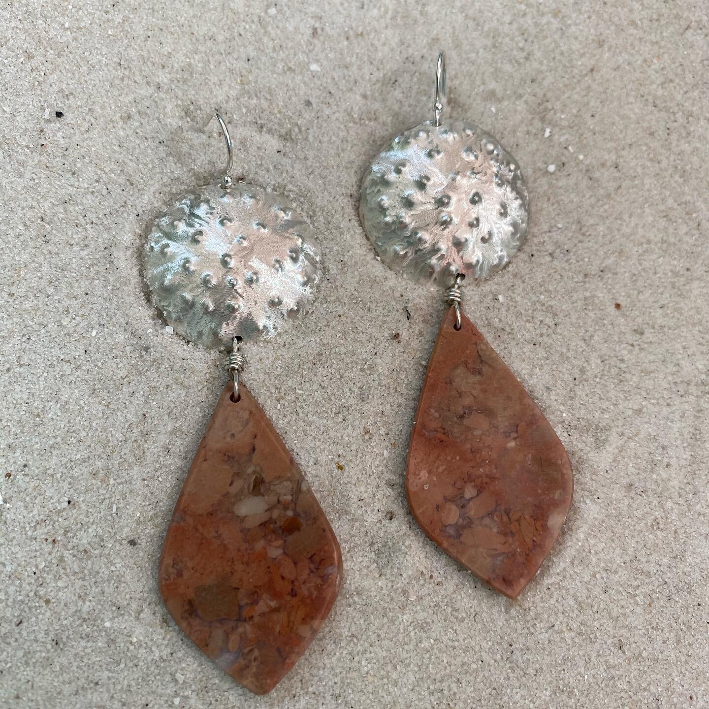 Fall feels....Brecciated Fire Jasper Earrings (approx.2 1/2&rdquo; long) hanging from textured Argentium Discs
#leagueofnhcraftsmen_littleton #leagueofnhcraftsmennashua 
#leagueofnhcraftsmenmeredith 
#leagueofnhcraftsmenhooksett #lovetheleague
#finea