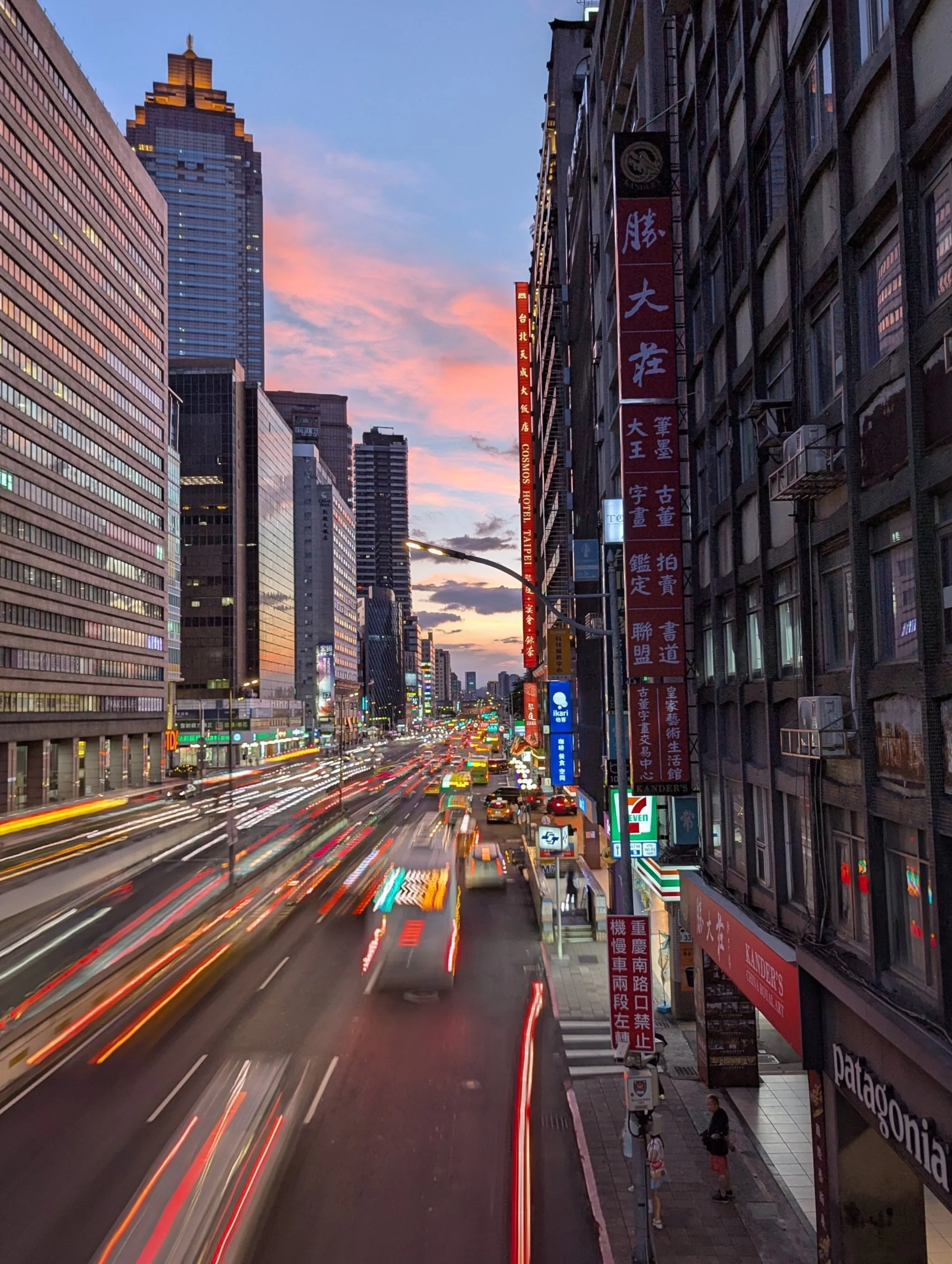 Z17Taipei night view.jpg