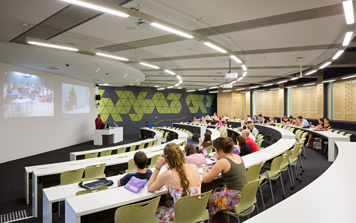 The room is arranged to facilitate debate and discussion. Double rows per tier enable students to move flexible on free moving chairs or stand and move freely around the room.