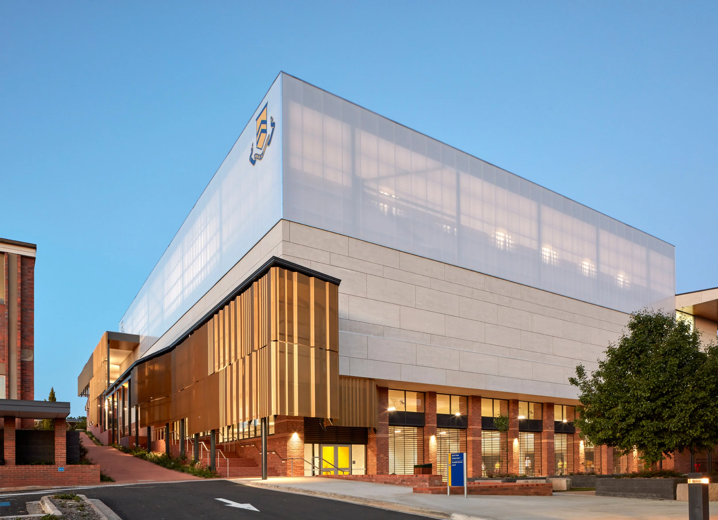 3002-educational_ToowoombaGrammarSchoolGymnasium_WilsonArch_CFJ_00.jpg
