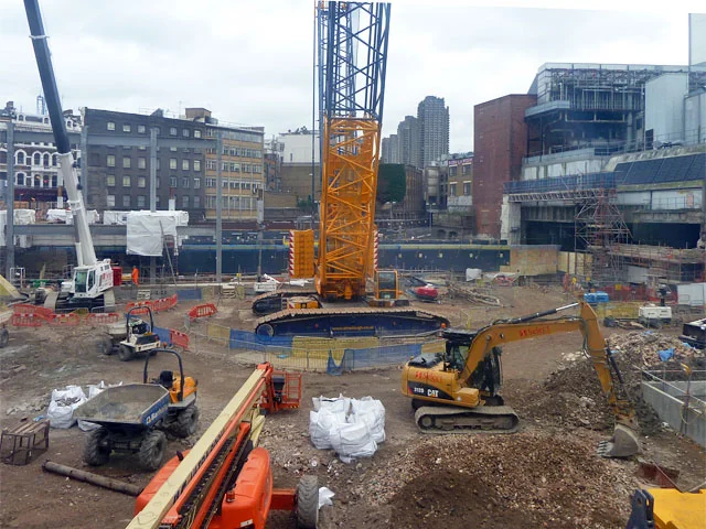 Crossrail_construction_site,_Farringdon_-_geograph.org.uk_-_2259281.jpg