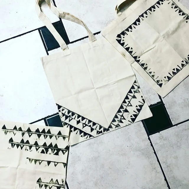 ▪️◾️◼️ Ohe Kapala ◼️◾️▪️
📐
D.I.Y a version of Ohe Kapala, Hawaiian Bamboo stamping on tote bags for some Christmas gifts 🎁 🌺💚❤️💚✨
#handcrafted #ohekapala #hawaii #christmas #feelingcrafty #diy #print