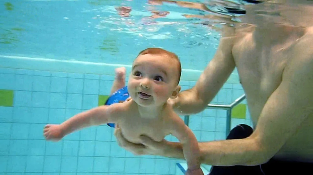 800px-Baby_diving.jpg