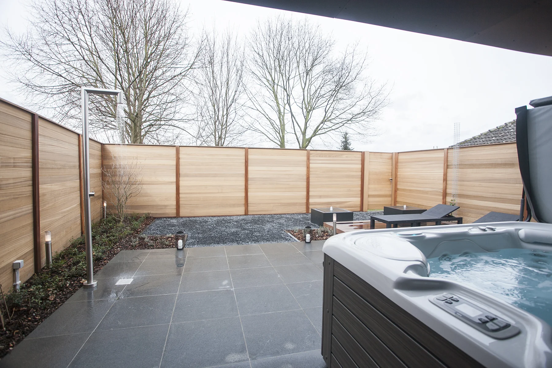 Tuin met buitendouche en jaccuzi
