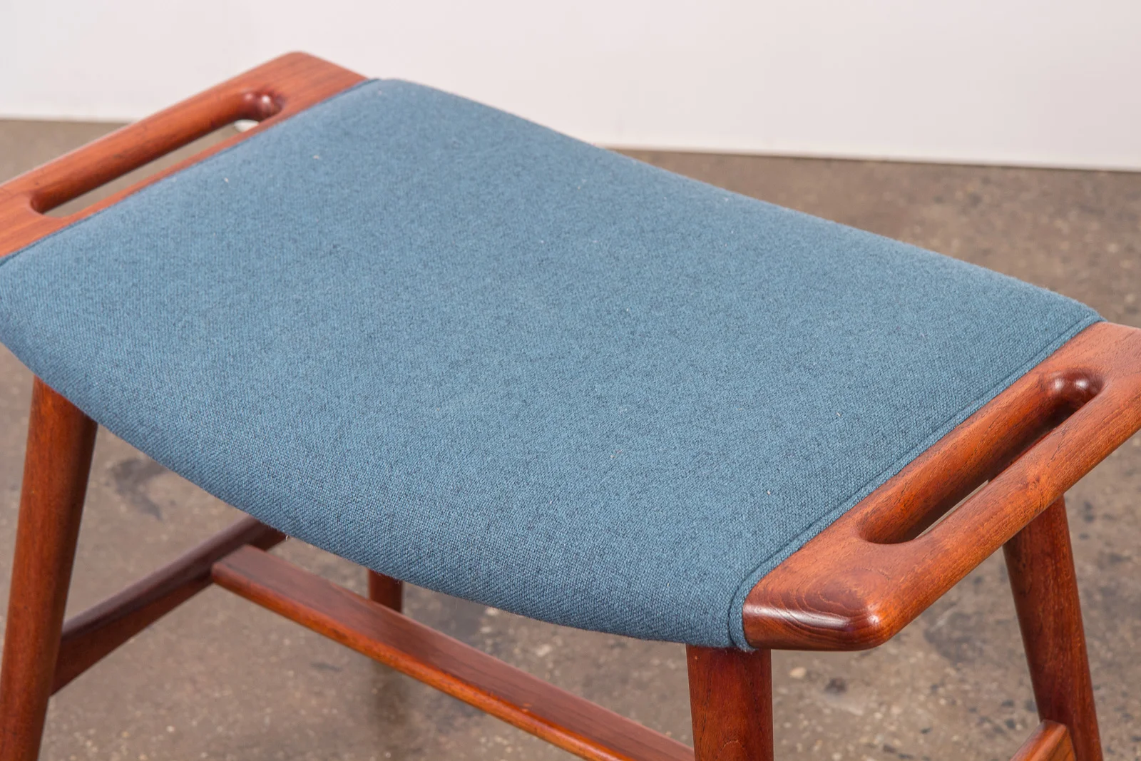 open_air_modern_hans_j_wegner_music_stool_AP_30_piano_bench-5.jpg