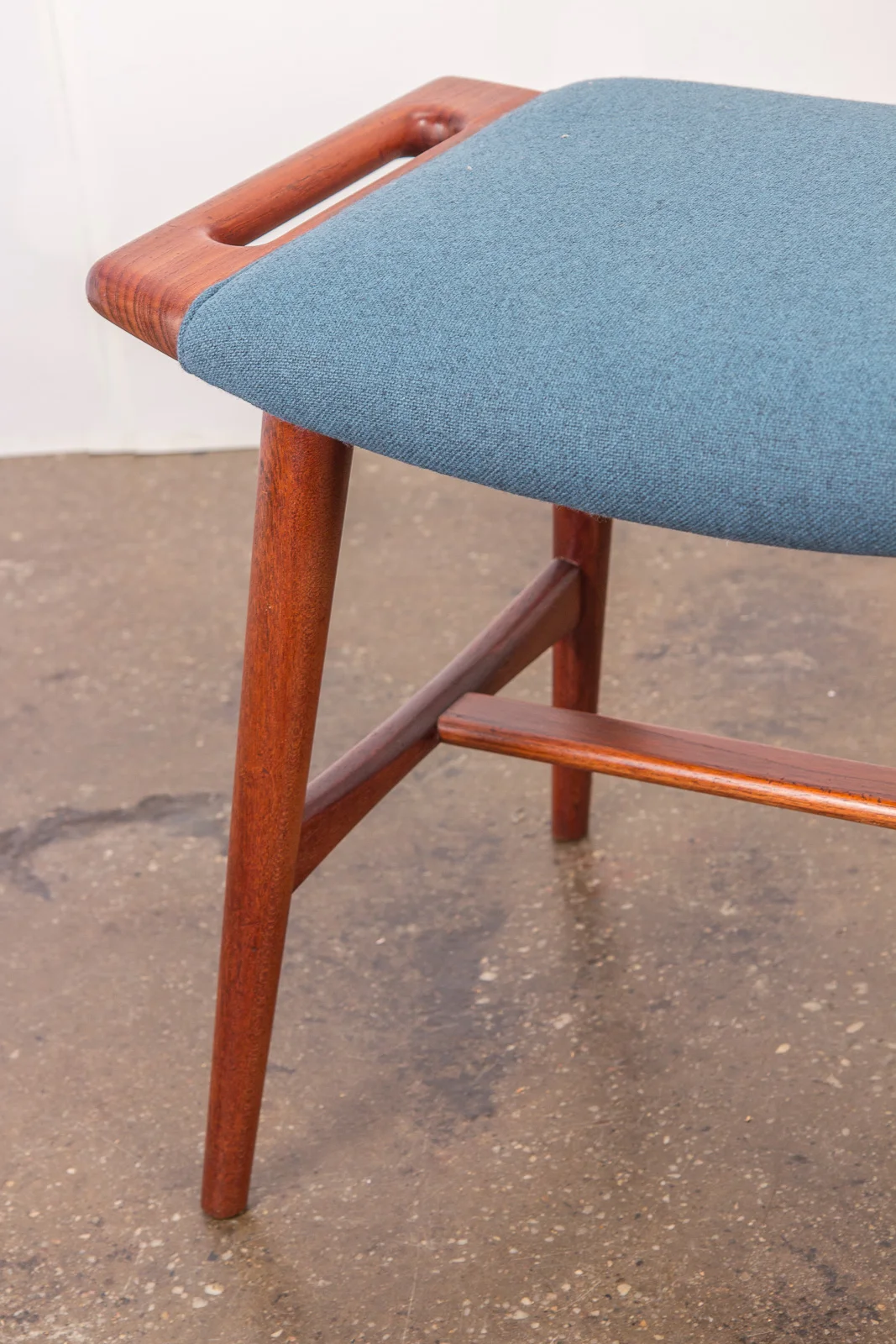 open_air_modern_hans_j_wegner_music_stool_AP_30_piano_bench-7.jpg