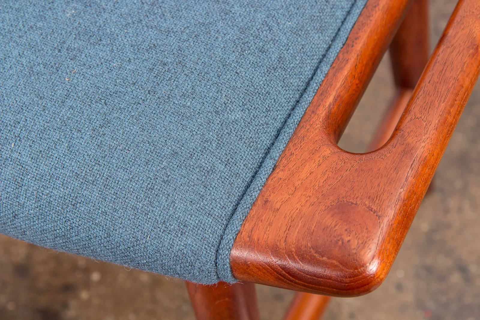 open_air_modern_hans_j_wegner_music_stool_AP_30_piano_bench-8.jpg