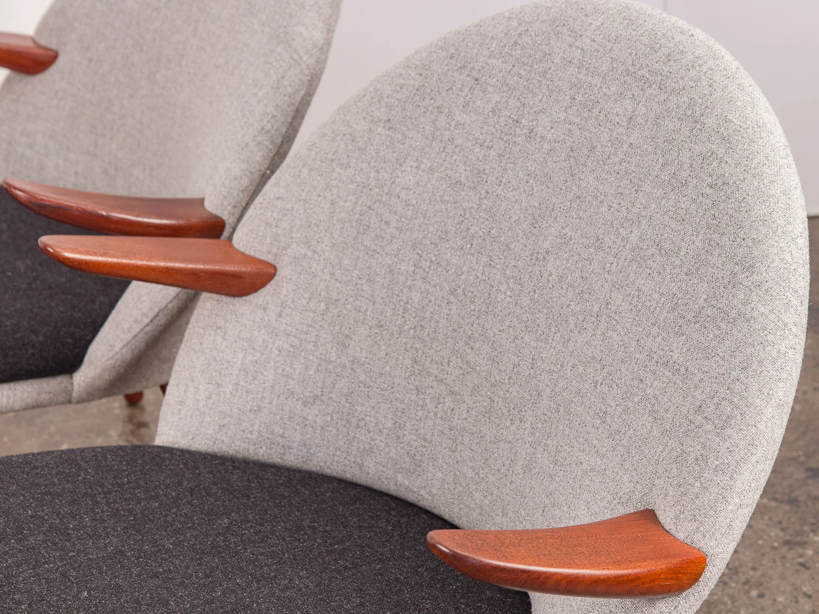open_air_modern_pair_of_kurt_olsen_easy_chairs_for_glostrup_mobelfabrik-7.jpg