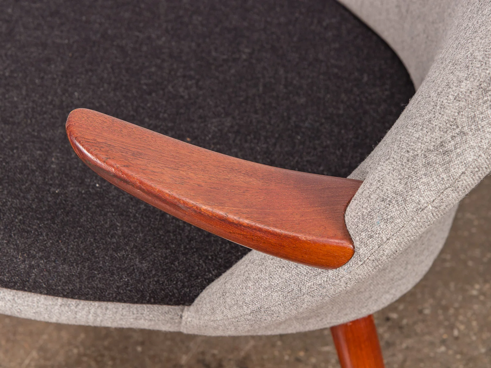 open_air_modern_pair_of_kurt_olsen_easy_chairs_for_glostrup_mobelfabrik-8.jpg