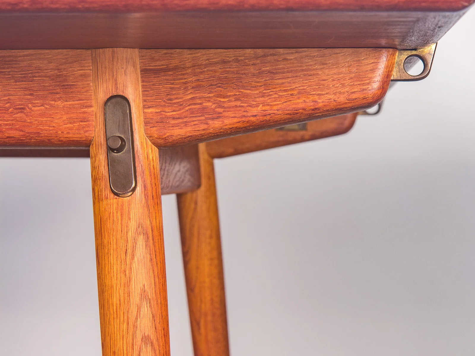 open_air_modern_hans_wegner_JH570_teak_oak_dining_table_with_leaf_johannes_hansen-9.jpg