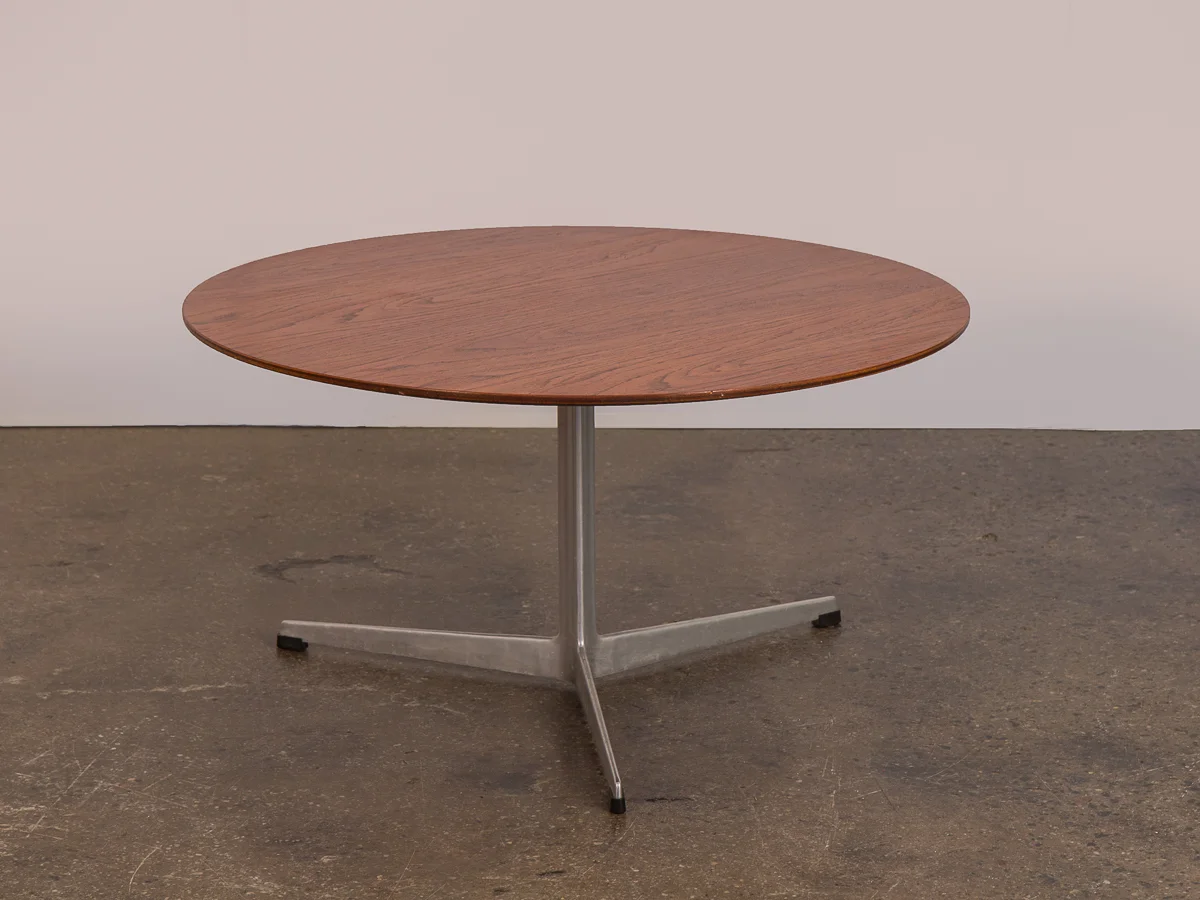 arne_jacobsen_coffee_table_fritz_hansen_tripod_base-2.jpg