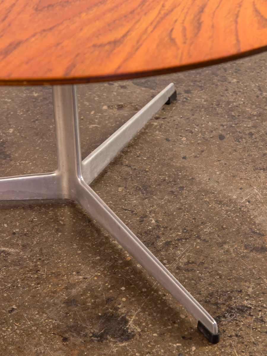 arne_jacobsen_coffee_table_fritz_hansen_tripod_base-6.jpg