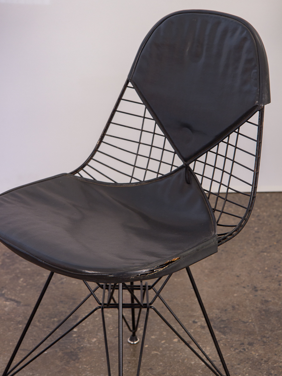 pindas vrachtauto grafisch Black Eames Wire Chair with Bikini Cover on Eiffel Base — OAM